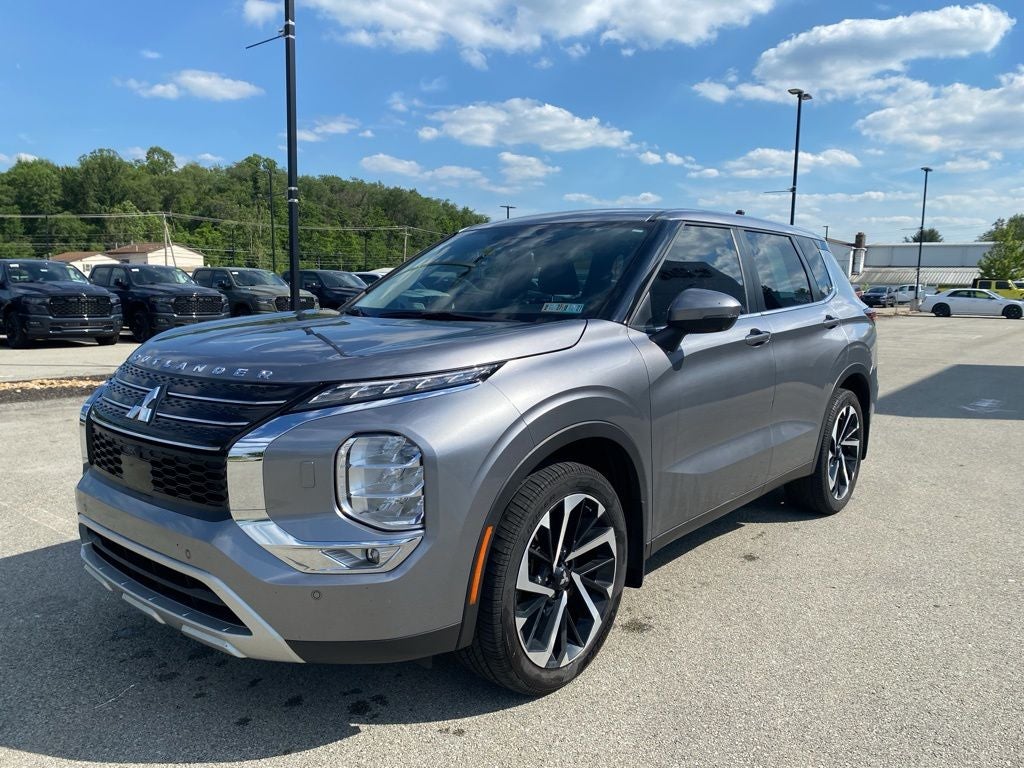 2023 Mitsubishi Outlander Base